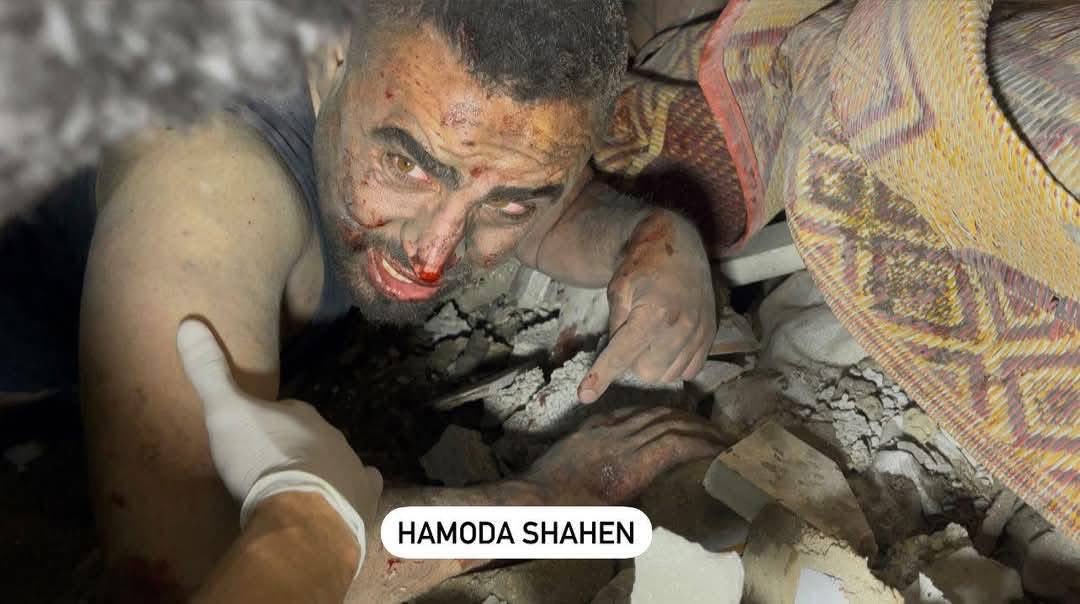 gazanotice's tweet photo. Israel killed his family including his two children.
🚨BREAKING: Palestinian journalist Osama Al-Arabeed was pulled from under the rubble after Israel bombed his home in Al-Saftawi area, northern Gaza.

9 civilians were killed and 15 injured in the strike on the Al-Arabeed family home. The victims include:

Siham Al-Arabeed
Ahmad Sameer Al-Arabeed
Mohammad Eyad Al-Arabeed
Safad Marwan Al-Arabeed
Sham Mohammad Al-Arabeed
Esraa Issa Al-Arabeed Hassan
Eyad Osama Al-Arabeed
Mohammad Osama Al-Arabeed
Hussein Mohammad Hassan Al-Arabeed