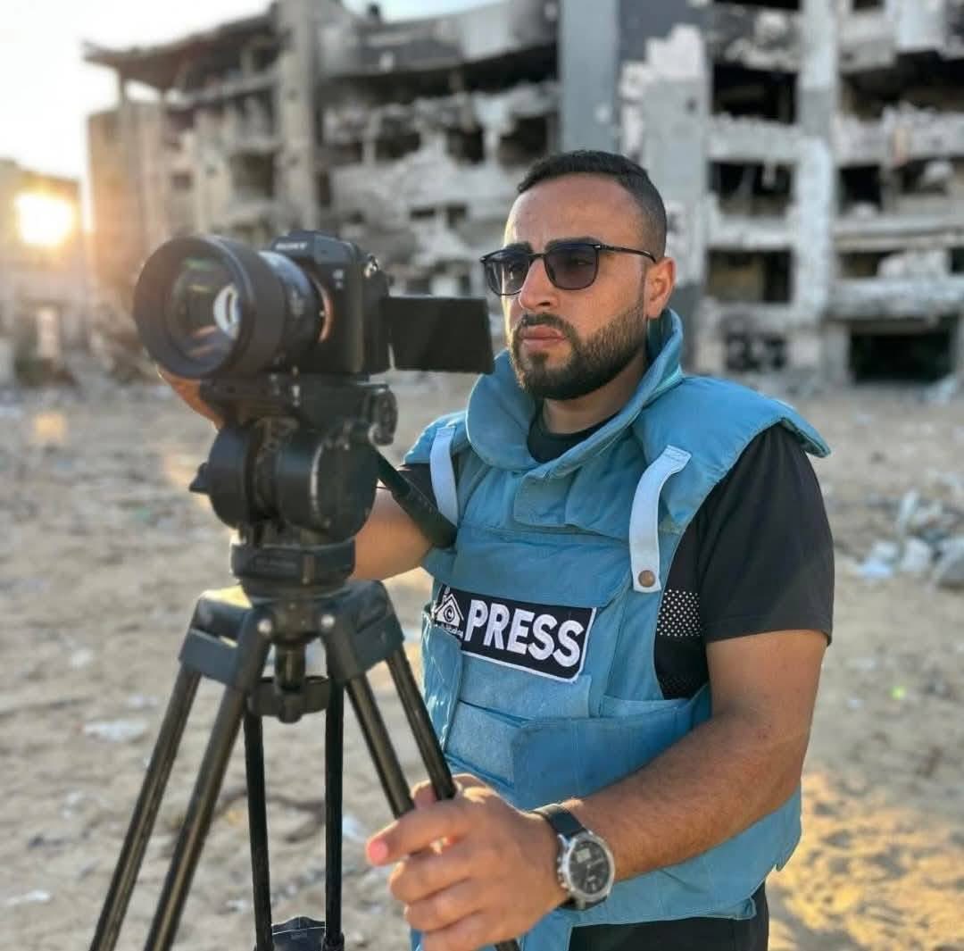 gazanotice's tweet photo. Israel killed his family including his two children.
🚨BREAKING: Palestinian journalist Osama Al-Arabeed was pulled from under the rubble after Israel bombed his home in Al-Saftawi area, northern Gaza.

9 civilians were killed and 15 injured in the strike on the Al-Arabeed family home. The victims include:

Siham Al-Arabeed
Ahmad Sameer Al-Arabeed
Mohammad Eyad Al-Arabeed
Safad Marwan Al-Arabeed
Sham Mohammad Al-Arabeed
Esraa Issa Al-Arabeed Hassan
Eyad Osama Al-Arabeed
Mohammad Osama Al-Arabeed
Hussein Mohammad Hassan Al-Arabeed