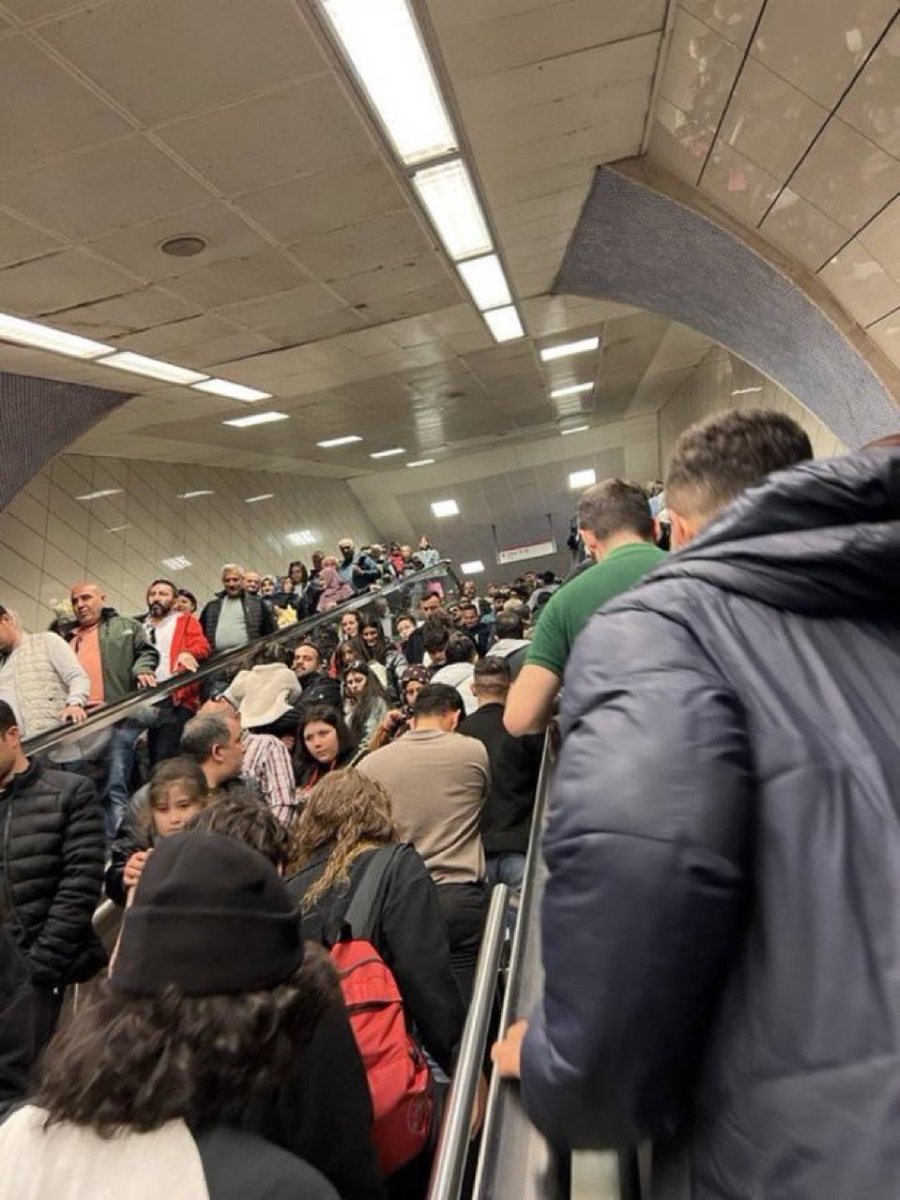 işçi sınıfına günaydın burjuva piçleri uyuyor zaten