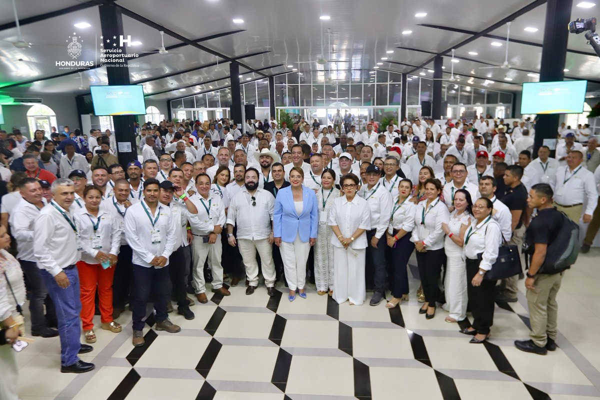 El secretario ejecutivo del SAN, Malcolm Stufkens, asistió a la Asamblea Nacional de Alcaldes en Roatán, junto a la Presidenta Xiomara Castro.

Reafirmamos el compromiso de fortalecer la red aeroportuaria y de aeródromos en todo el país.
#SAN  #GobiernoDelPueblo #Transformación