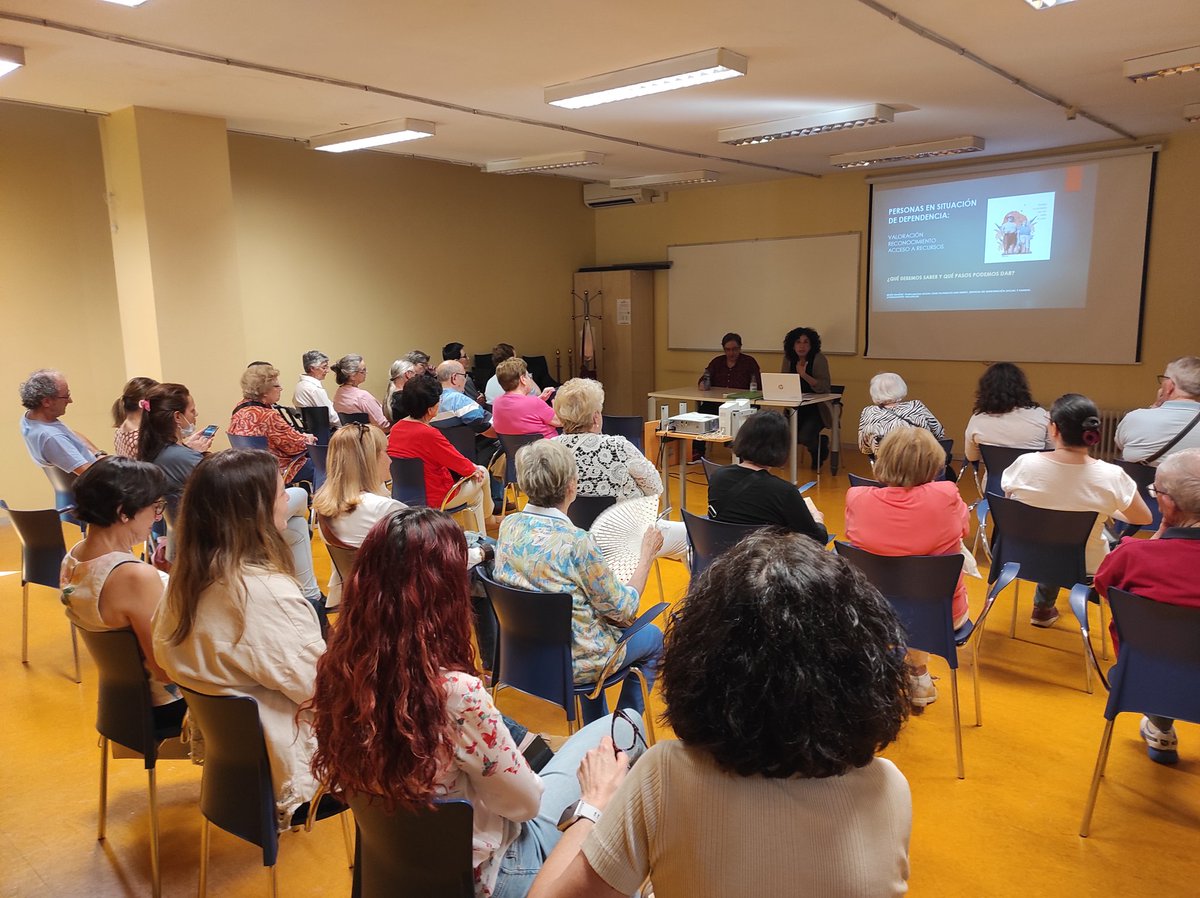 Ayer aprendimos un montón de cosas sobre dependencia y prestaciones en la charla con Belén Ramírez, del CEAS de Pajarillos. Una exposición muy clara y didáctica sobre el tema. #despiertaPajarillos