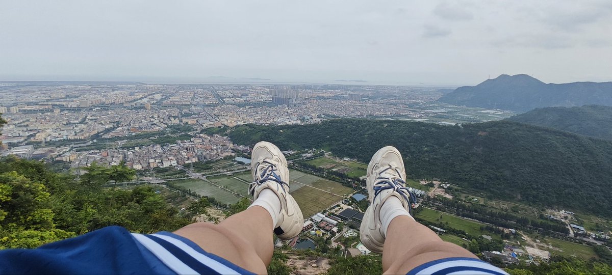 暮色中登顶远眺
脚下是城市星火，眼前是海天苍茫
不知何时才能拥有
"会当凌绝顶，一览众山小"的胸怀
——却先被山风吹红了鼻头😂