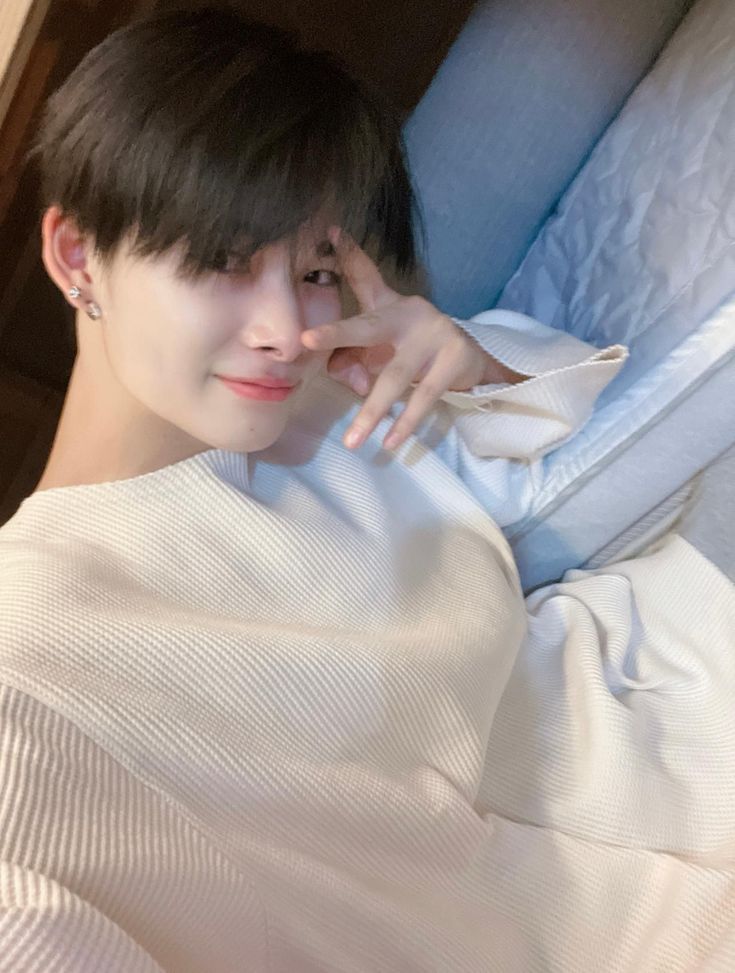 EtnLore's tweet photo. Bart selwyn Dequino.

-bart.
-liam's half brother.
- he always visit liam on the hospital.
-cries in front of there mom just to help his older brother abt his surgery. https://t.co/A5l7YxztRl