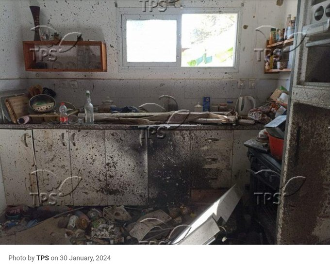 ferozwala's tweet image. The IDF published the results of its investigation into the October 7 battle at #Kerem_Shalom: 
📌The IDF abandoned the #kibbutz settlers and #Nahal soldiers stationed there during the #Hamas attack. 
📌The IDF failed in its mission to protect the kibbutz. 
📌Palestinian fighters