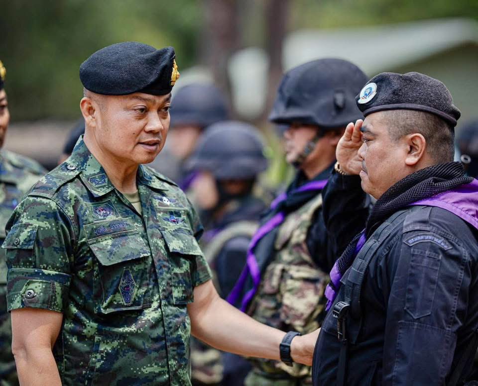 WassanaNanuam's tweet image. “แม่ทัพภาค 2” 
ชี้ ทหารเขมร รุกพื้นที่อ้างสิทธิ์ อีกแล้ว
แถม ยิงใส่ ทหารไทย ชุดเจรจา ก่อน
เตือน กัมพูชา ต้องยึด MOU 43 
หลังละเมิดขุดคูเลท เนิน745 มาแล้ว
ยัน ทหารไทย ปกป้องอธิปไตย
แผนที่1:50,000 เต็มที่

facebook.com/share/p/165UWV…