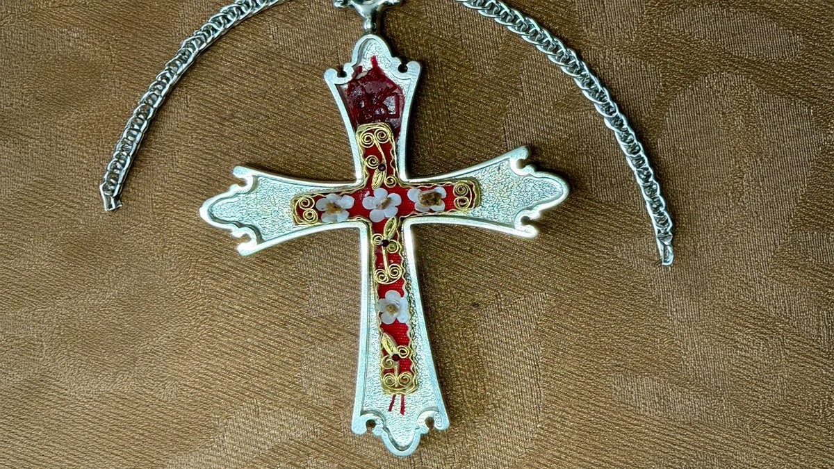 VaticanNewsPL's tweet photo. W pektorale Leona XIV umieszczono relikwie czterech świętych, w tym Leona Wielkiego. Pragnął tego Papież.
https://t.co/BYYDjFJKQG

@VaticanNewsPL @EpiskopatNews https://t.co/xqkcbzJgzo