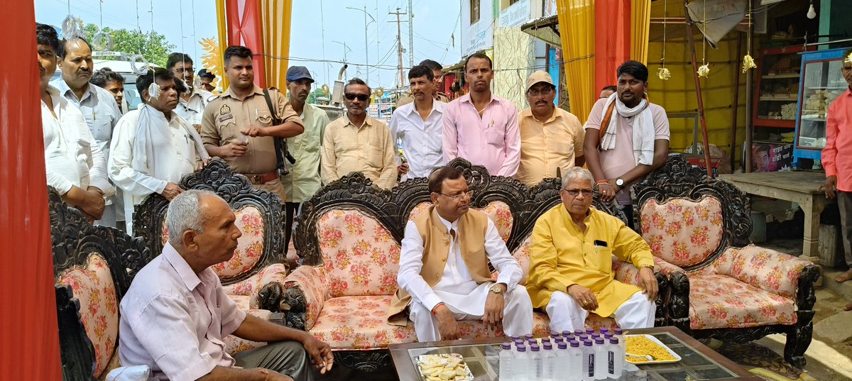 Gyanendra Singh (मोदी का परिवार) (@gyanendramla) on Twitter photo परतावल बाजार में मा० केंद्रीय वित्त राज्यमंत्री भारत सरकार श्री <a href="/mppchaudhary/">Pankaj Chaudhary</a> जी के साथ परतावल शक्ति केंद्र प्रमुख श्री तेज प्रताप मोदनवाल उर्फ तेजा जी के यहां आयोजित हरि कीर्तन में उपस्थिति दर्ज कराया एवं प्रसाद ग्रहण किया।
#पनियरा_विधानसभा #पनियरा #paniyara
#बधाई #शुभकामनाएं परतावल बाजार में मा० केंद्रीय वित्त राज्यमंत्री भारत सरकार श्री <a href="/mppchaudhary/">Pankaj Chaudhary</a> जी के साथ परतावल शक्ति केंद्र प्रमुख श्री तेज प्रताप मोदनवाल उर्फ तेजा जी के यहां आयोजित हरि कीर्तन में उपस्थिति दर्ज कराया एवं प्रसाद ग्रहण किया।
#पनियरा_विधानसभा #पनियरा #paniyara
#बधाई #शुभकामनाएं