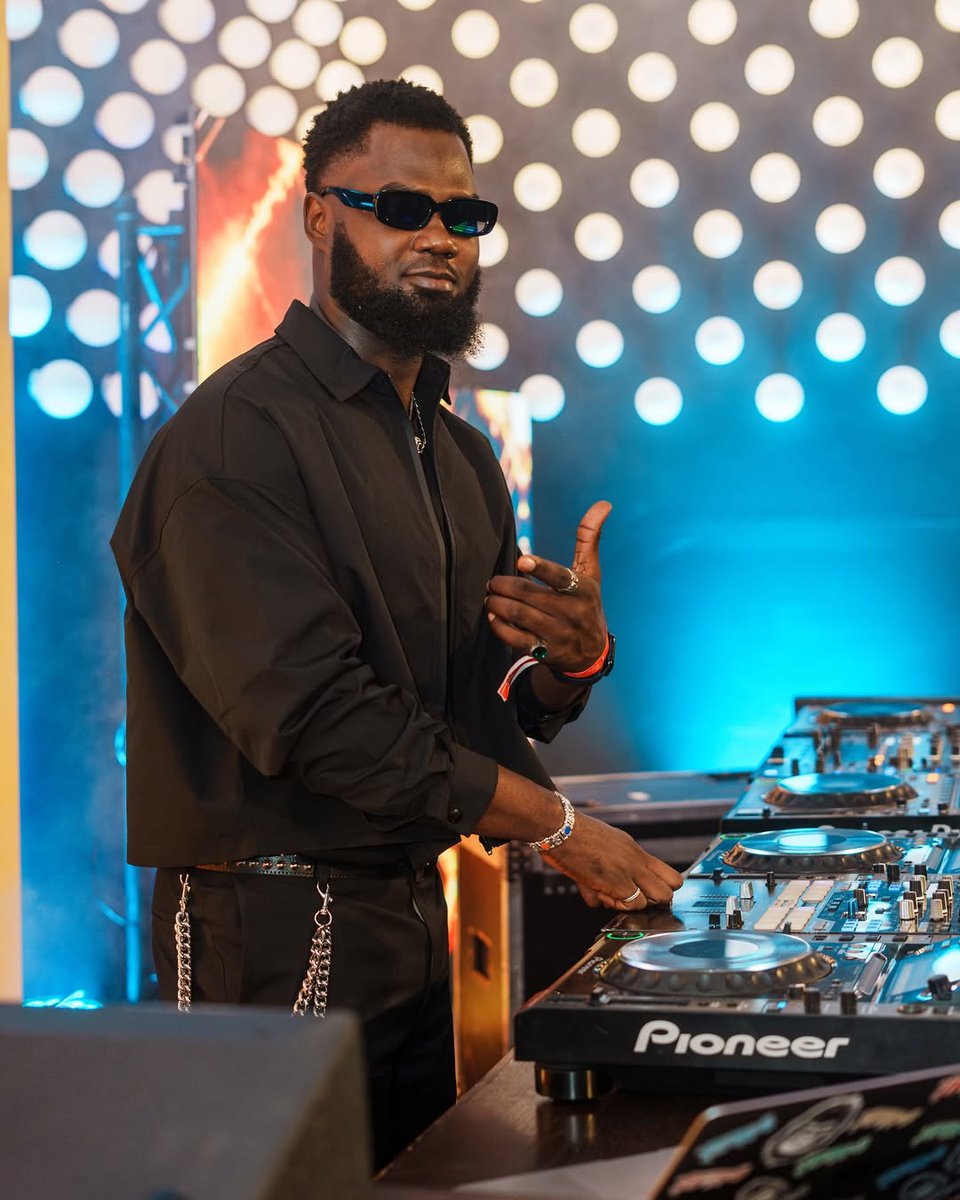 HomeboyzRadio's tweet photo. AD DJ in the building! 🎧🔥 Tune in to Power Up on Homeboyz Radio from 8:30 AM - 9:00 AM! 📻
#PowerUpHBR #ADDJ https://t.co/Zbkk2phcay