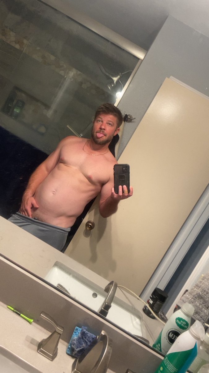 MrMaace3's tweet photo. Lil sunburn with a fresh shave #cleanshave #sunburn #of #onlyfans 
https://t.co/LKM2hAEWay https://t.co/GNwCvYjxcu