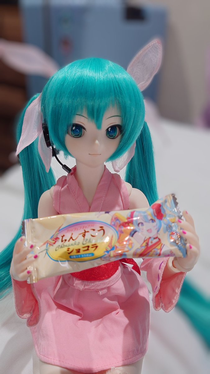 k95507475's tweet photo. 沖縄のお土産
ちんすこうチョコでコーティングされてて
美味しいの💚 https://t.co/iePC11ul7q
