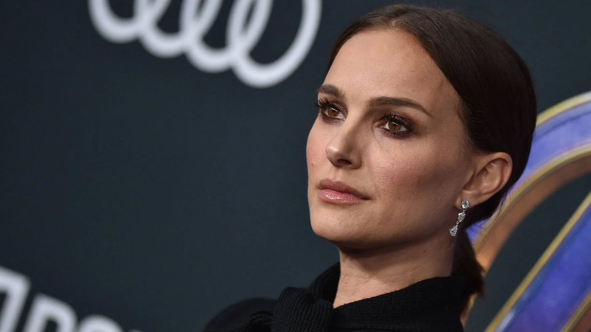 Η με ισραηλινή καταγωγή, η Natalie Portman, απορρίπτει το βραβείο Genesis της χώρας της, μαζί με το ένα εκ. δολάρια, που το συνοδεύει, δηλώνοντας:
"Δεν θα παρευρεθώ για να παραλάβω το βραβείο Genesis, γιατί δεν θέλω να εμφανιστώ δίπλα στον Netanyahu."
Ξεχωρίζουμε ήρα από το στάρι