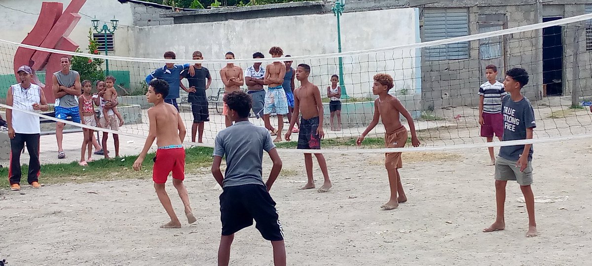 AlaindfD54395's tweet photo. Se realiza en el municipio CAIMANERA, provincia GUANTÁNAMO el festival de voleibol en los barrios respondiendo al PROYECTO TOMA DEPORTIVA https://t.co/6C0sxfGsLF