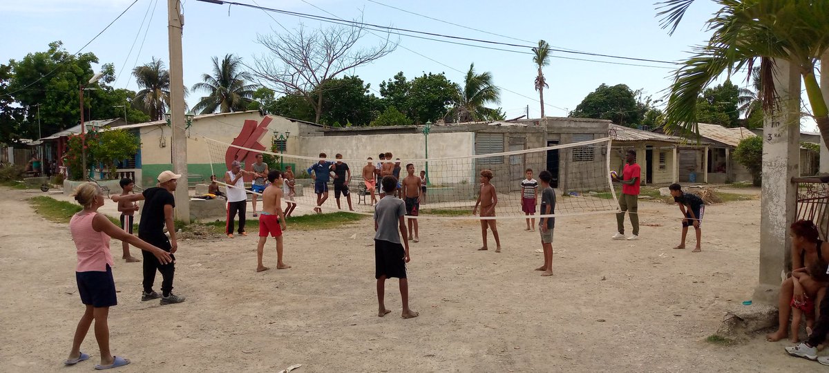 AlaindfD54395's tweet photo. Se realiza en el municipio CAIMANERA, provincia GUANTÁNAMO el festival de voleibol en los barrios respondiendo al PROYECTO TOMA DEPORTIVA https://t.co/6C0sxfGsLF