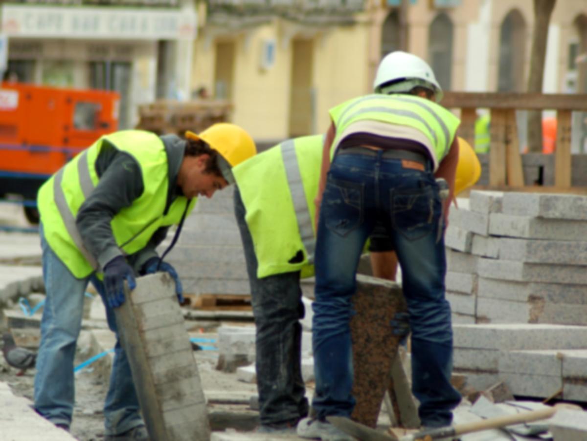 ‼️Ninguna persona debería de trabajar en condiciones penosas y/o peligrosas.

⚠️Sabemos que no siempre es posible evitarlo, para ello, los coeficientes reductores de la edad de jubilación para esas personas, es una herramienta de protección. 

👷🏼 Proteger la salud en el puesto de