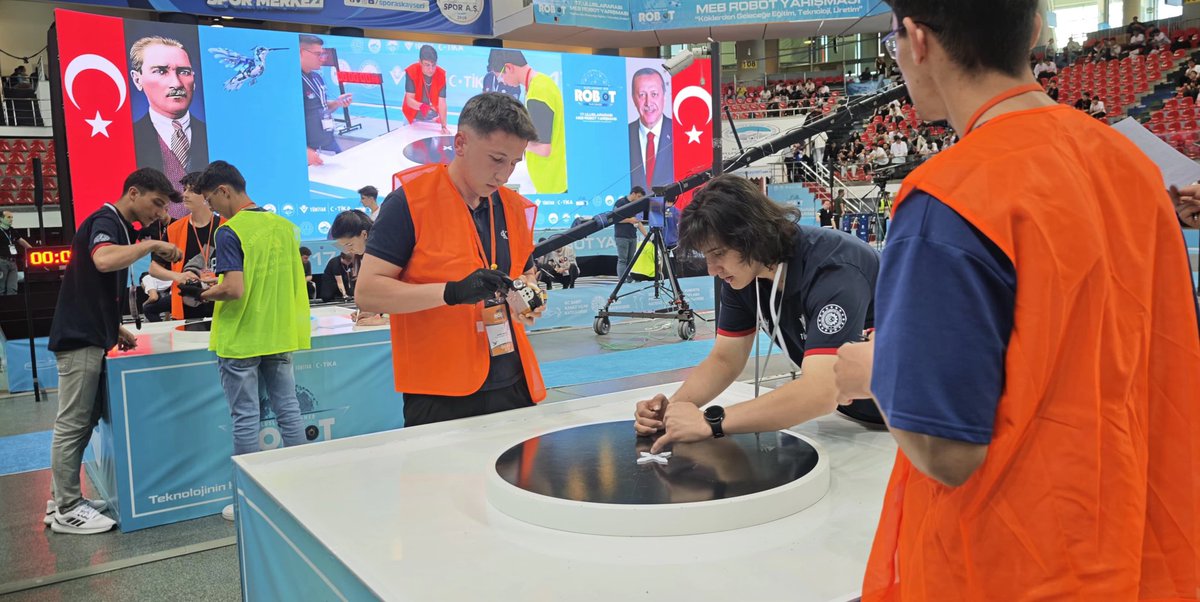 mebrobot's tweet image. 🤖 17. Uluslararası MEB Robot Yarışmasında gençlerin aylarca çalışması ile üretilen binlerce robot 1⃣5⃣ kategoride yarıştı.

#MEBRobot