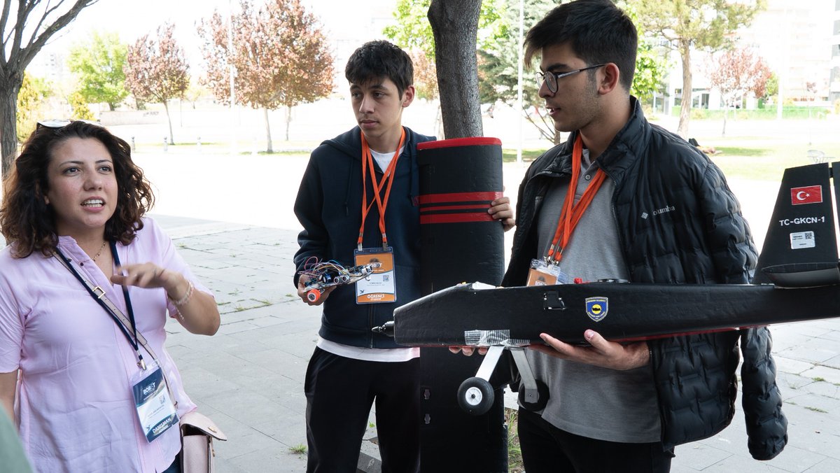 mebrobot's tweet image. 🤖 17. Uluslararası MEB Robot Yarışmasında gençlerin aylarca çalışması ile üretilen binlerce robot 1⃣5⃣ kategoride yarıştı.

#MEBRobot