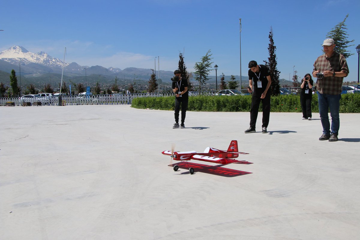 mebrobot's tweet image. 🤖 17. Uluslararası MEB Robot Yarışmasında gençlerin aylarca çalışması ile üretilen binlerce robot 1⃣5⃣ kategoride yarıştı.

#MEBRobot