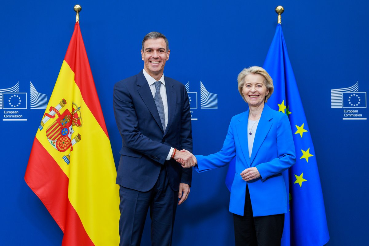 Pedro Sánchez (@sanchezcastejon) on Twitter photo Acabo de mantener una fructífera reunión de trabajo con <a href="/vonderleyen/">Ursula von der Leyen</a>. Hemos hablado de la guerra comercial, de la necesidad de aumentar las interconexiones eléctricas entre la Península Ibérica y el resto Europa y de la importancia de desplegar una política de vivienda ambiciosa Acabo de mantener una fructífera reunión de trabajo con <a href="/vonderleyen/">Ursula von der Leyen</a>. Hemos hablado de la guerra comercial, de la necesidad de aumentar las interconexiones eléctricas entre la Península Ibérica y el resto Europa y de la importancia de desplegar una política de vivienda ambiciosa