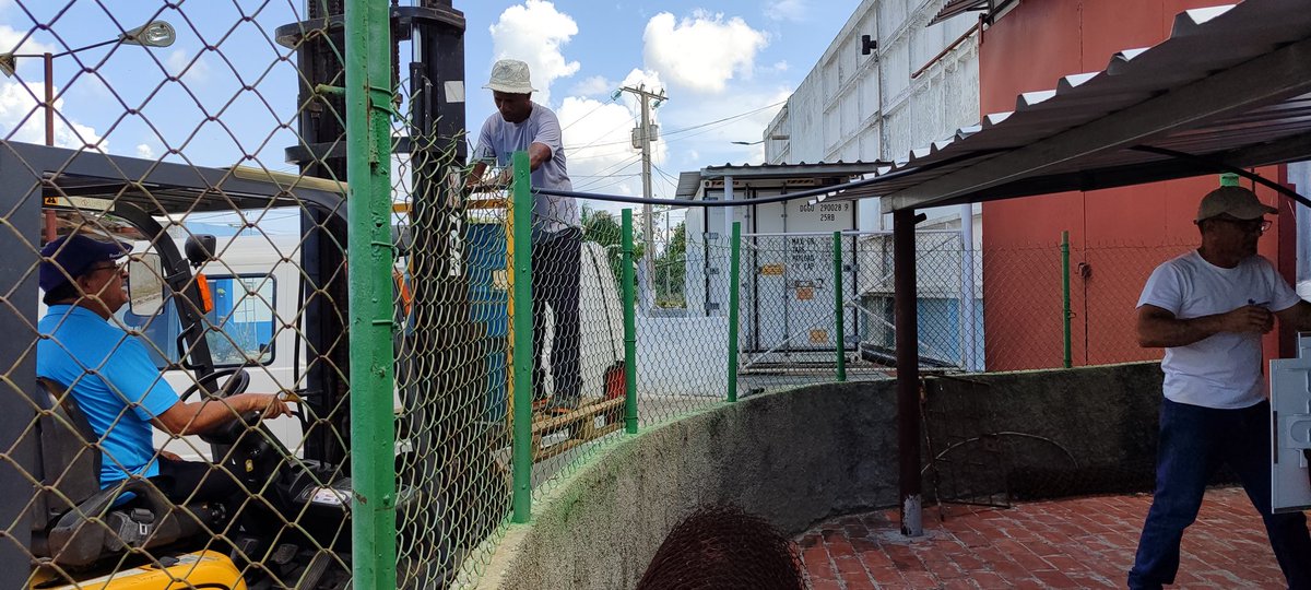 Solo la #Unidad garantiza la victoria. Puesta en marcha por #Fenyx del generador del contenedor refrigerado en <a href="/IslaEmcomed/">MEIJ_Emcomed</a> 
#SiSePuede 
#IslaDeLaJuventud