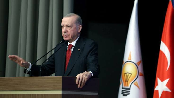 Cumhurbaşkanı Erdoğan’ın “yeni anayasa için 10 arkadaşımızı görevlendirdim açıklamasında” bahsettiği isimler belli oldu:

Cumhurbaşkanı Yardımcısı Cevdet Yılmaz (Komisyon başkanı),

AK Parti Genel Başkanvekilleri Efkan Ala ve Mustafa Elitaş, 

AK Parti Genel Başkan Yardımcıları