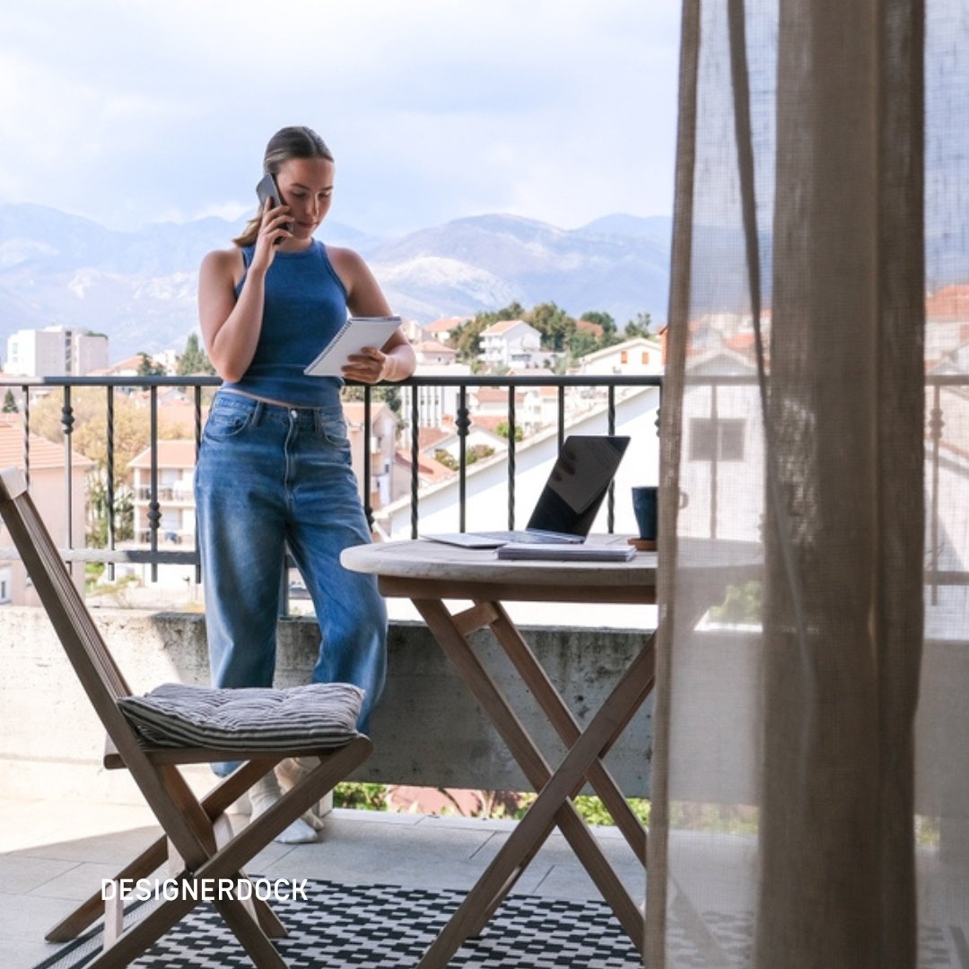 Designerdock's tweet image. In unserem aktuellen Blogartikel zeigen wir, wie sich Arbeit neu denken lässt – unabhängig von Ort und Zeitzone. Du erfährst, welche Chancen Workation und Remote Work bieten, aber auch, welche Herausforderungen sie mit sich bringen.  

designerdock.com/dockblog/worka…
#workation