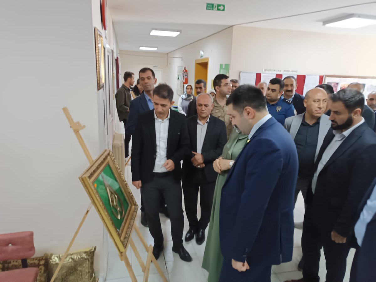 Eğitimin kökleri acı, meyveleri tatlıdır.
 Diyadin Halk Eğitimi Yıl Sonu Öğrenme Şenliği programı İlçe Kaymakamımız Sn. Mustafa KARALİ ve İlçe Milli Eğitim Müdürümüz Remzi IŞIK'ın katılımları ile gerçekleştirildi.