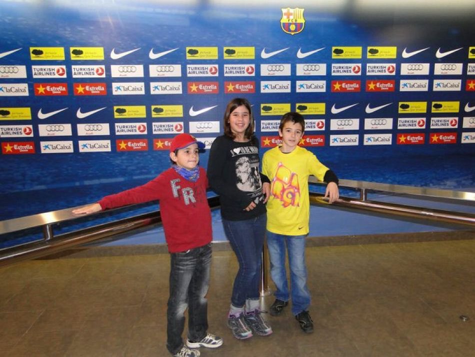 En esta foto viral de Joan García en la que aparece en zona mixta del Camp Nou, se está diciendo que puede ser en algún partido que fue con la familia a animar al Espanyol. 

¿Se han dado cuenta de su camiseta amarilla en la que pone "BARÇA"?😂😌