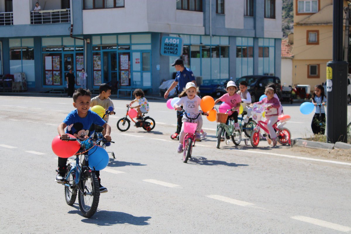 İl Milli Eğitim Müdürlüğümüz tarafından hayata geçirilen “YEŞİLAY ile Sağlıklı Adımlar, Mutlu Yarınlar” projesi kapsamında, ilçemizde pilot okul olarak belirlenen Mihalgazi Anaokulunda öğrencilerimiz bugün düzenlenen bisiklet etkinliğiyle sağlıklı ve aktif yaşamın tadını çıkardı.