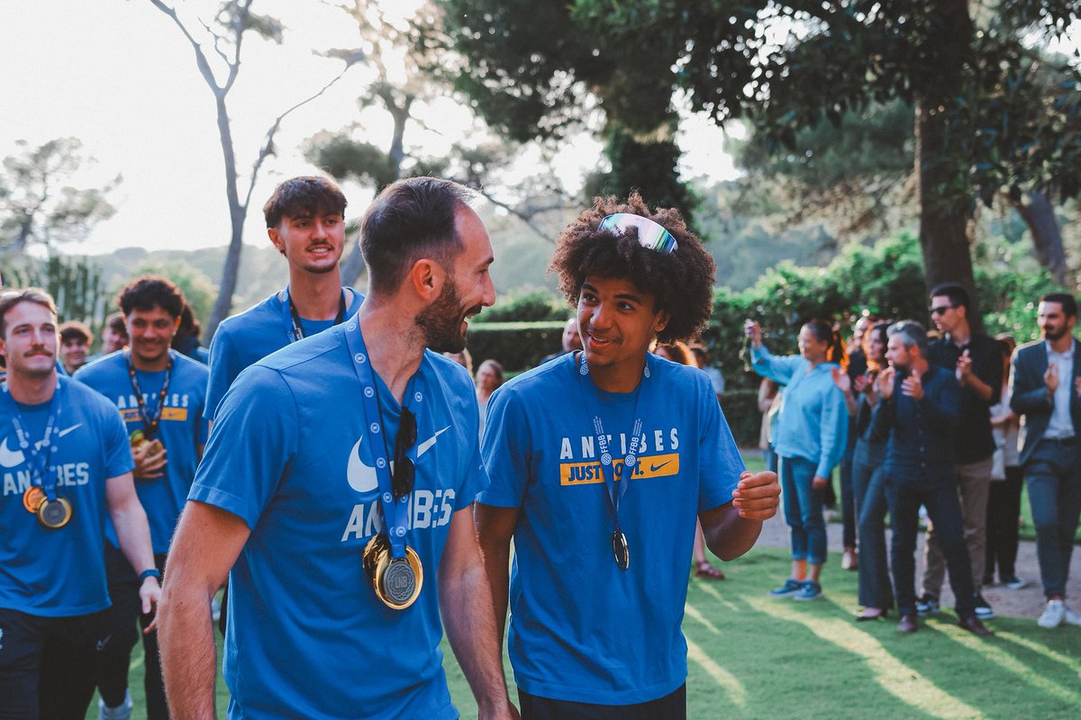 𝑼𝒏 𝒄𝒍𝒖𝒃, 𝒖𝒏𝒆 𝒗𝒊𝒍𝒍𝒆 

🏀 Nos équipes U18, Espoirs, et NF3 ont été mises à l’honneur hier à la Villa Eilenroc par la ville d’Antibes 🏆

🏅 L’occasion de célébrer le doublé de nos U18, la médaille d’argent de nos Espoirs et la montée de nos Filles en N2 🔝

#GoSharks