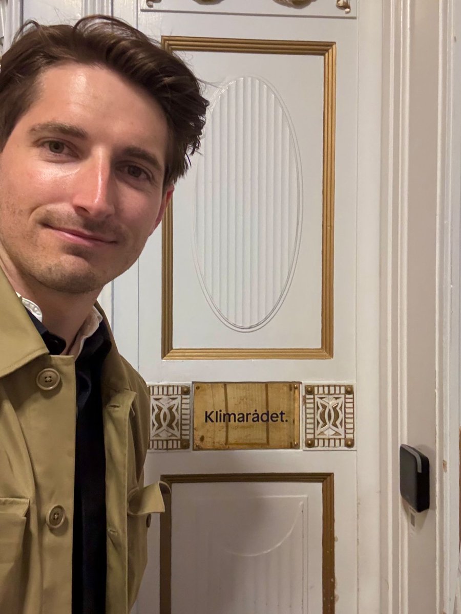 Et kæmpe tak for nu og på gensyn til Klimarådets sekretariat! 

Jeg havde i forgårs sidste arbejdsdag på mit skønne job i Klimarådet, inden der fra næste uge venter en ny og spændende udfordring inden for samme felt. 

Tak til alle mine gode kollegaer og god vind fremover! 🌱