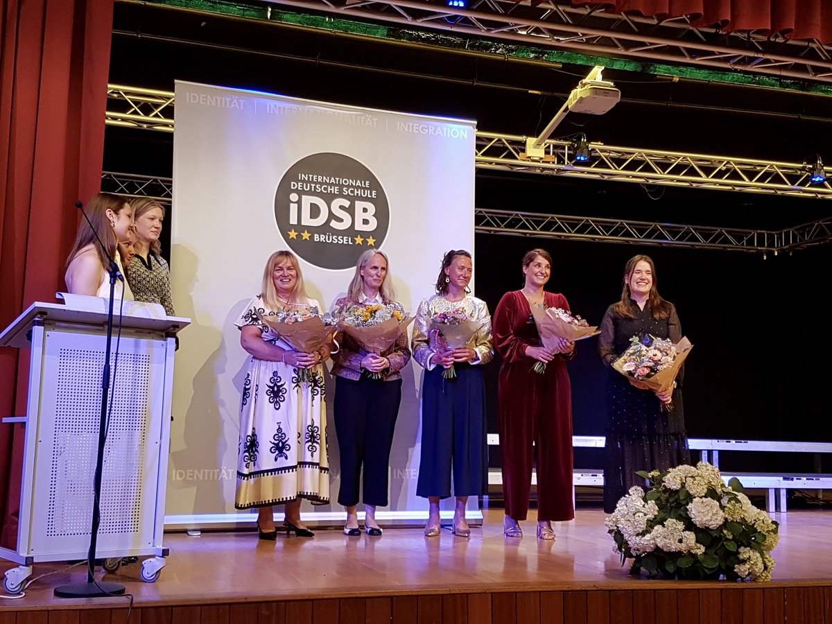 DBoBruessel's tweet photo. 👏 Herzlichen Glückwunsch an alle Schülerinnen und Schüler der internationalen Deutschen Schule Brüssel #iDSB, die gestern ihre Abschlusszeugnisse erhalten haben! Und nun mit großen Schritten in die Welt hinaus! Ihr bringt alles mit, um viel Erfolg zu haben! Bonne chance! https://t.co/h8TpaYSFAv