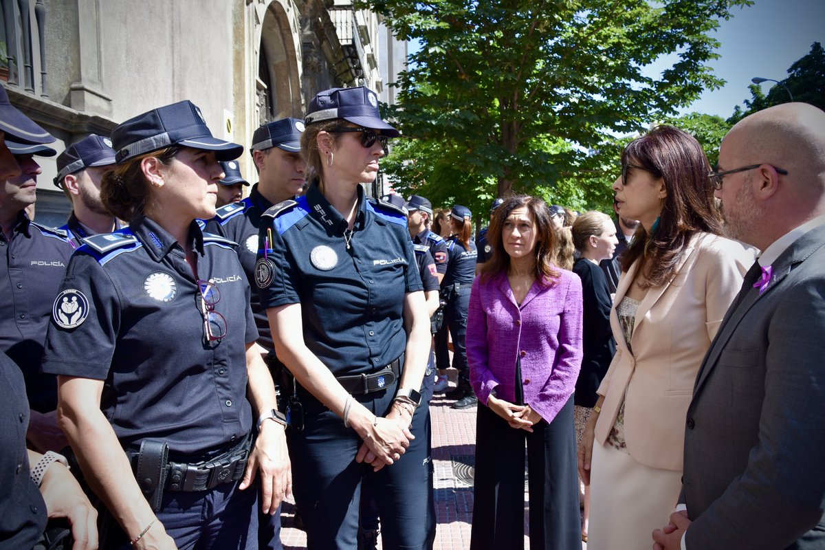 ⚫️ Los trabajadores de la <a href="/DGobiernoMadrid/">Delegación del Gobierno en Madrid 🏛️</a> han guardado un minuto de silencio en repulsa por el último asesinato por presunta violencia de género en Cáceres.

El acto ha estado presidido por la ministra de <a href="/IgualdadGob/">Ministerio de Igualdad</a>, <a href="/_anaredondo_/">Ana Redondo</a>, junto al delegado del Gobierno <a href="/franmartagui/">Fran Martín Aguirre</a>