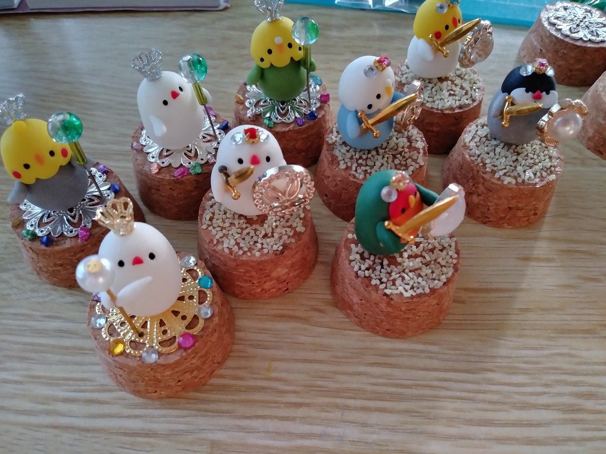 妹の作業経過…集中していないため、ものすごい遅さで少しずつ進めております🐥RPGシリーズは以前作ったものと色々変化しておりますが、今回もまた気に入っております😊
#ハンドメイド #鳥 #ミニチュア #インコ