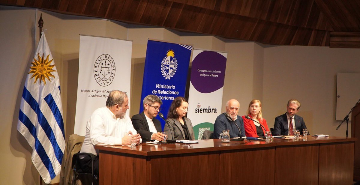 La ministra, <a href="/sandralazo2/">Sandra Lazo</a>, participó en la conferencia “El mundo después de 100 días de Trump”, a cargo del Dr. en RRII, Juan Gabriel Tokatlian.
La actividad realizada en  <a href="/CancilleriaUy/">Cancillería Uruguay 🇺🇾</a>, fue organizada por la Fundación Siembra y el Instituto Artigas del Servicio Exterior.