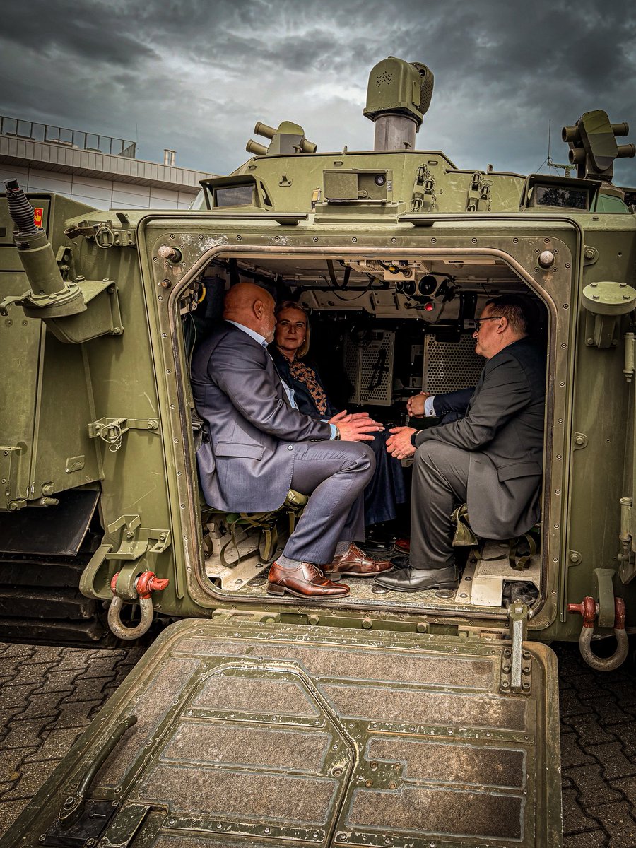 Byli jsme rádi, že jsme mohli přivítat ministryni obrany ČR <a href="/ObranaTweetuje/">Ministerstvo obrany</a> paní <a href="/jana_cernochova/">Jana Černochová</a> přímo uvnitř bojového vozidla CV90. Sama si mohla vyzkoušet, v jakém prostředí budou už brzy naši vojáci v případě potřeby bránit Českou republiku <a href="/ArmadaCR/">Armáda ČR</a> — s důrazem na maximální