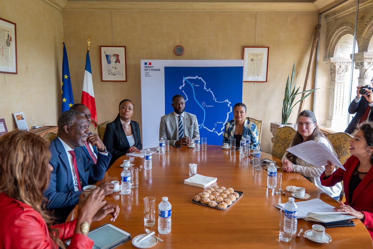 𝐃𝐢𝐩𝐥𝐨𝐦𝐚𝐭𝐢𝐞 𝐒𝐩𝐨𝐫𝐭𝐢𝐯𝐞

Honoré d’avoir représenté la Côte d’Ivoire aux côtés de Son Excellence Maurice Kacou Bandaman lors du jubilé de Djibril Cissé à Auxerre.  
Un moment fort, porteur des valeurs de l’olympisme et du rapprochement entre les peuples à travers le