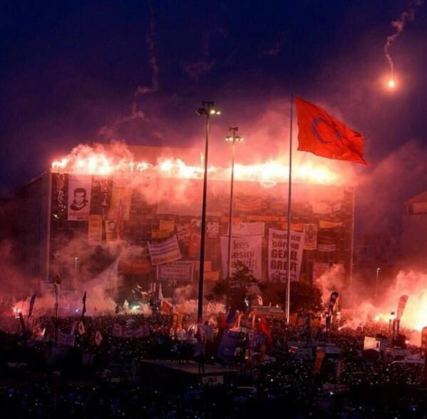 mnoyblee's tweet photo. ferman padişahınsa sokaklar bizimdir!
#Gezi12Yaşında https://t.co/wWCpxOxd5r