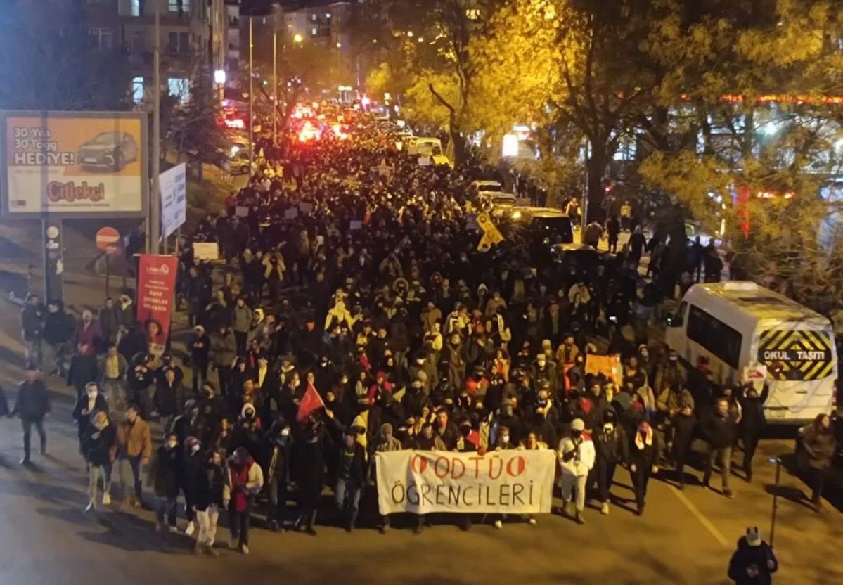 mnoyblee's tweet photo. ferman padişahınsa sokaklar bizimdir!
#Gezi12Yaşında https://t.co/wWCpxOxd5r
