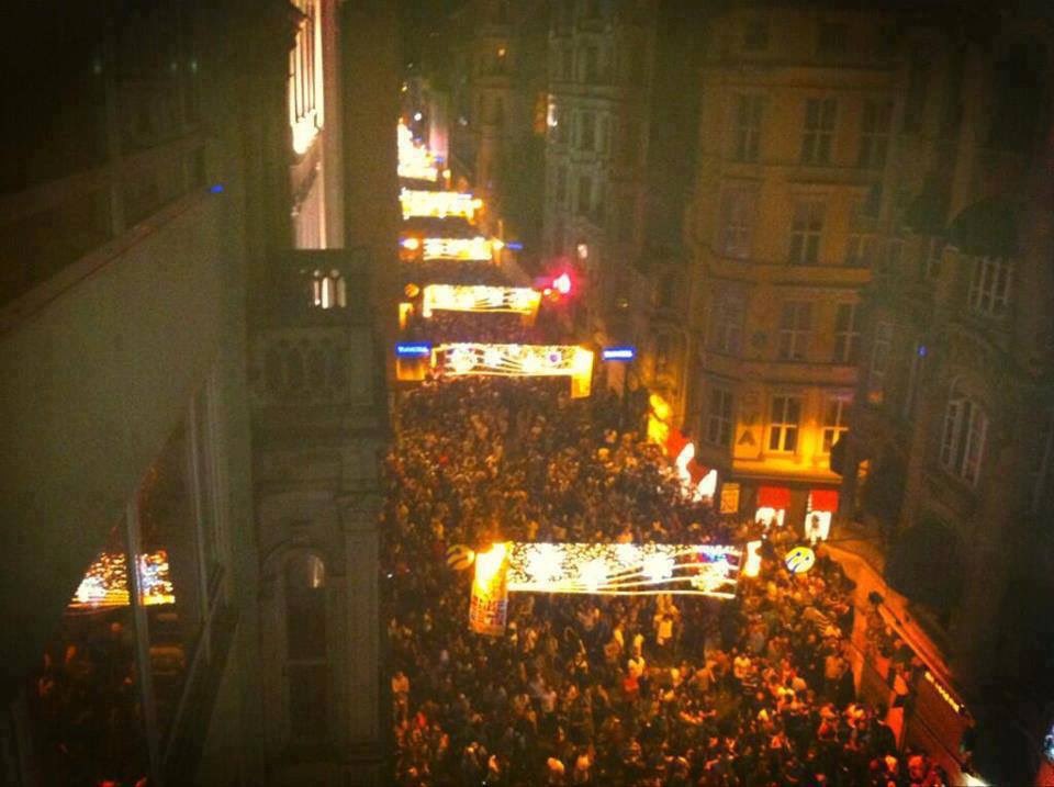 mnoyblee's tweet photo. ferman padişahınsa sokaklar bizimdir!
#Gezi12Yaşında https://t.co/wWCpxOxd5r