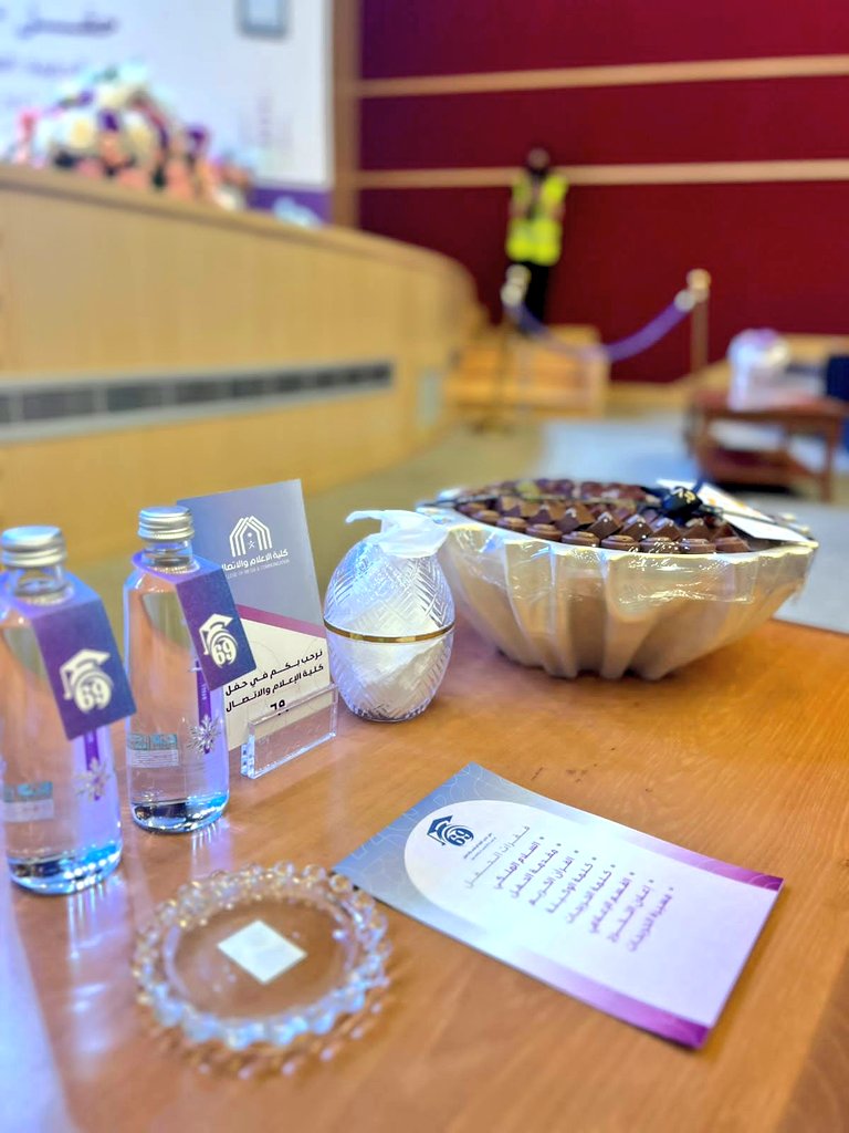 بحضور نحو ١٨٠٠ من الخريجات والأمهات وقيادات الجامعة، احتفت #كلية_الإعلام_والاتصال بتخريج كوكبة جديدة من طالباتها البالغ عددهن (٨٠٠) من حملة (البكالوريوس، الدبلوم العالي، الماجستير والدكتوراه)، من مختلف أقسام الكلية وبرامجها المتعددة، وذلك في قاعة المؤتمرات الكبرى بمدينة الملك عبد