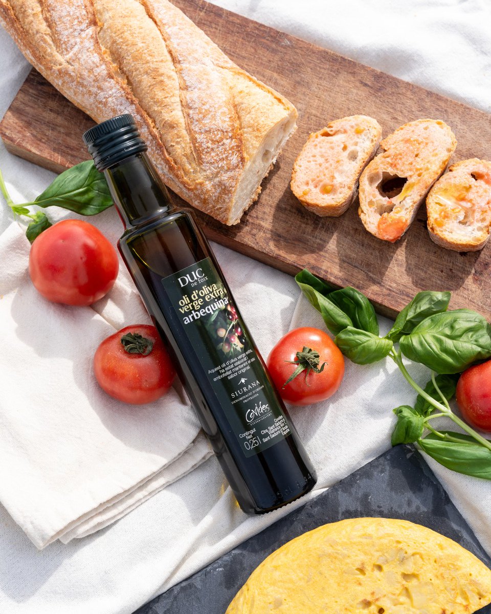 🍅 Pa amb tomàquet, embotits artesans i un raig d’#OliDucDeFoix
💚 100% arbequina, 100% de la nostra terra
El toc final que marca la diferència.✨

📍 Disponible a botigues físiques i online! covides.com/botiga/