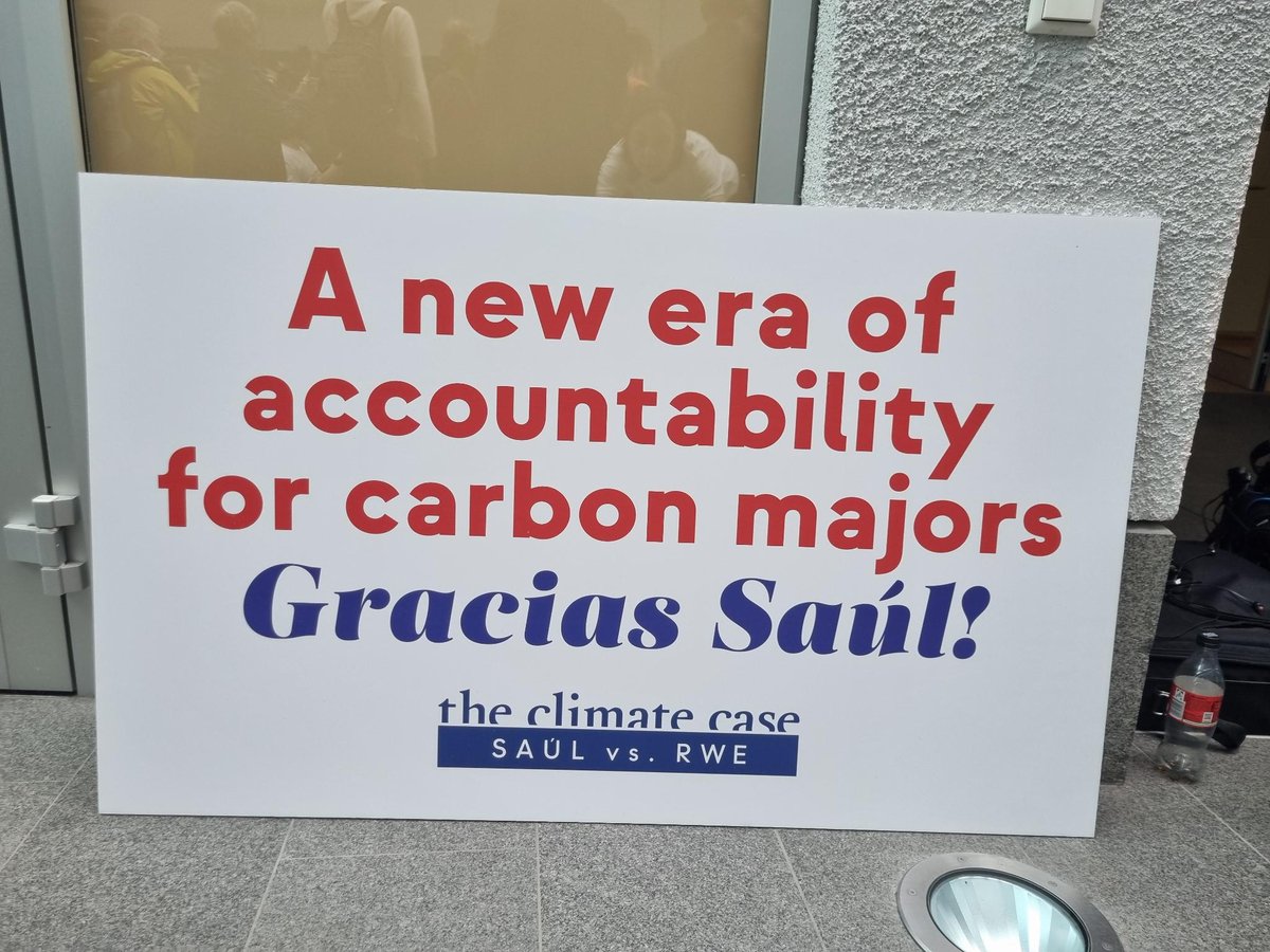 ⚡️⚖️Precedent-setting #climatelitigation victory this morning in #SaulvsRWE 
🙌🎉A victory for #climatejustice and corporate accountability
🧵🧑‍⚖️A short thread to unpack the key legal principles reaffirmed by the judges of the Higher Court of Hamm🇩🇪⬇️ 1/8