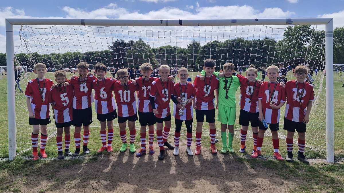 Thankyou to Scrumptious bakes for sponsoring our training/away kit. Please take a look at Kirstys page for all your cake needs. facebook.com/share/12K5i4HB…
<a href="/SBJFC1/">Stevenage Boro Juniors FC</a> #Stevenage #cakes #grassroots #football