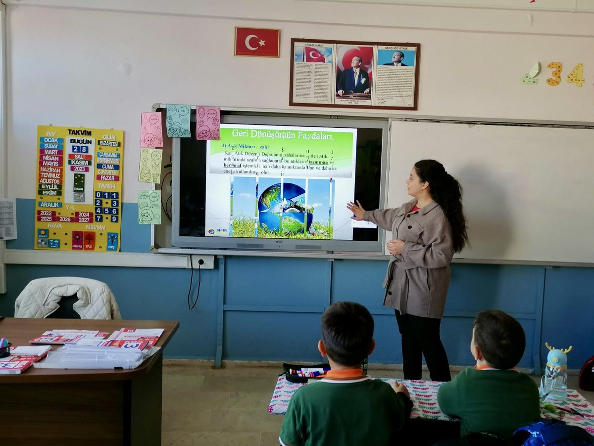 İlkokul 3. sınıf öğrencilerine yönelik “Çevre Koruma” eğitimlerimizi tamamladık. ♻️
33 okulda 2459 öğrenci ve 93 öğretmene ulaştık.
Sıfır atık bilinci, tasarruf yöntemleri ve çevre koruma yolları slayt ve animasyonlarla anlatıldı.
Geleceğimiz için çalışmaya devam edeceğiz.💚