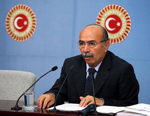 Tedavi gördüğü hastanede hayatını kaybeden 23.Dönem Hakkâri milletvekili Hamit Geylani'nin vefatını derin bir üzüntüyle öğrendik. 

Kendisine Allah'tan rahmet, ailesine, yakınlarına ve sevenlerine başsağlığı diliyorum.