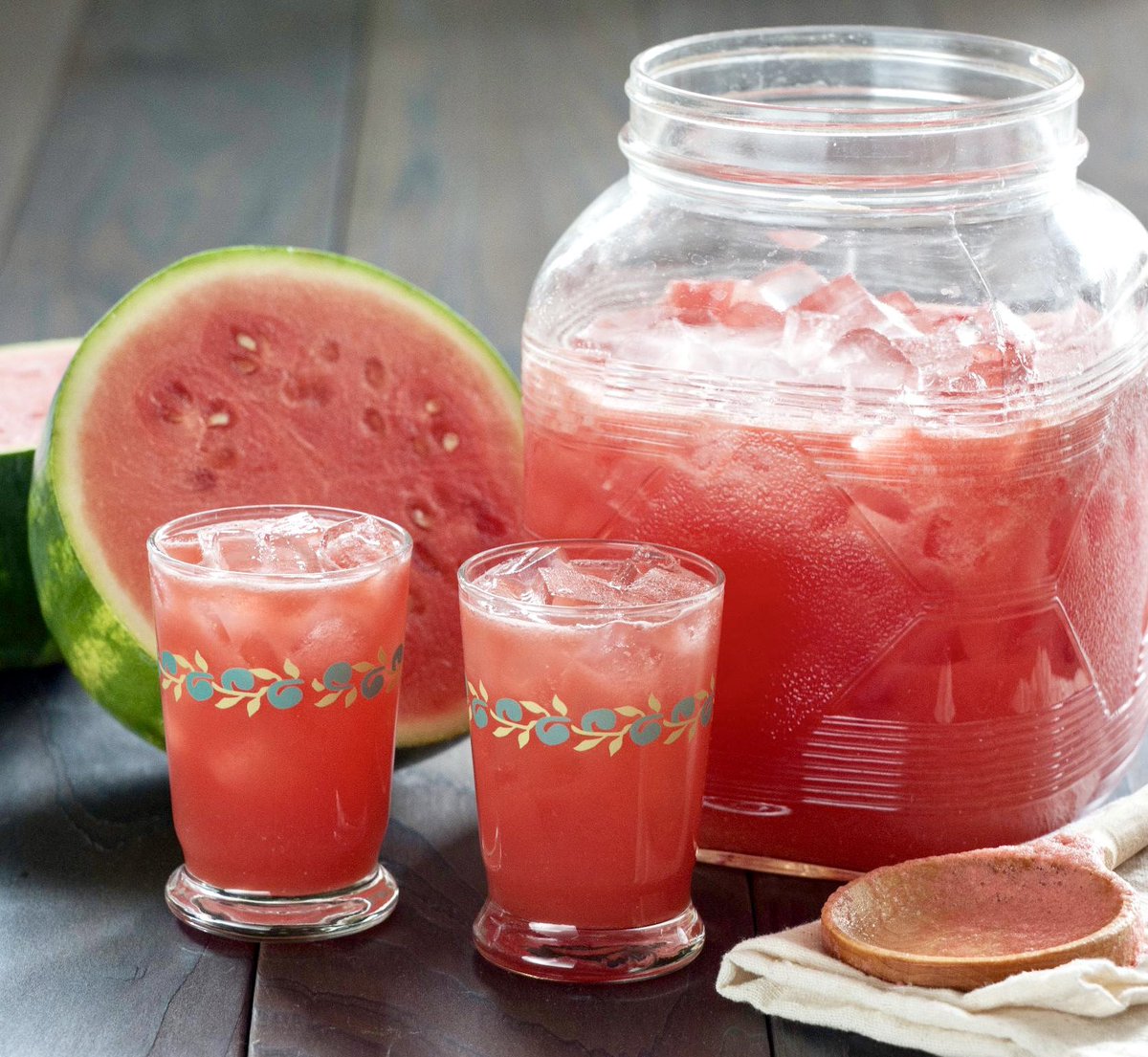 sam55th's tweet image. تبون خلطة بّنش بطيخيه 🍉  لجمعاتكم الصيفية ⛱️

جح 🍉 و لومي حساوي 🍋‍🟩 و نعناع 🌱 و ثلج 🧊 
وبالخلاط … تبون حلاوتها زايدة،  بعد الخلاط أضيفو أقل من ربع الكمية

تونك هندي يعزز الليمون أو…

سبرايت اذا ماتحبون نكهة التونك أو…

بيرة موهيتو هولستن إذا تحبون لذعة البيرة