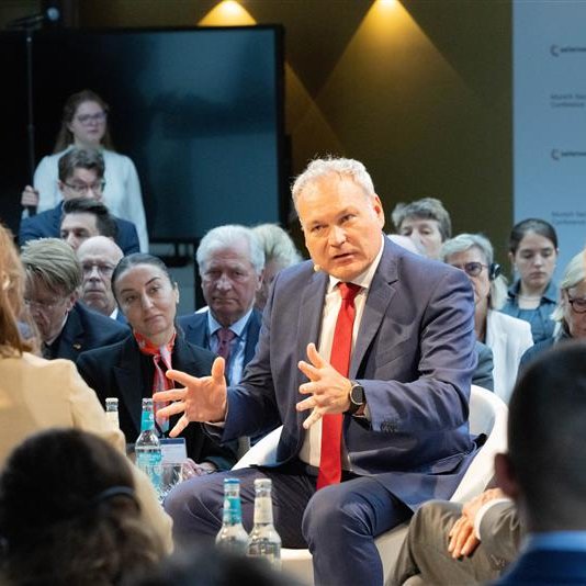 Munich Security Conference (@munsecconf) on Twitter photo <a href="/FrankeBenedikt/">Benedikt Franke</a> <a href="/ArminLaschet/">Armin Laschet</a> <a href="/cducsubt/">CDU·CSU</a> „Raumfahrt ist elementar für unsere Sicherheit, funktioniert aber nur international. Mit einem minimalen Raumfahrtbudget, ob es zivil oder militärisch ist, werden wir kein attraktiver Partner sein.“
— <a href="/WaltherPelzer/">Walther Pelzer</a> (<a href="/DLR_SpaceAgency/">Deutsche Raumfahrtagentur</a>) bei #Zeitenwende on tour in #Aachen <a href="/FrankeBenedikt/">Benedikt Franke</a> <a href="/ArminLaschet/">Armin Laschet</a> <a href="/cducsubt/">CDU·CSU</a> „Raumfahrt ist elementar für unsere Sicherheit, funktioniert aber nur international. Mit einem minimalen Raumfahrtbudget, ob es zivil oder militärisch ist, werden wir kein attraktiver Partner sein.“
— <a href="/WaltherPelzer/">Walther Pelzer</a> (<a href="/DLR_SpaceAgency/">Deutsche Raumfahrtagentur</a>) bei #Zeitenwende on tour in #Aachen