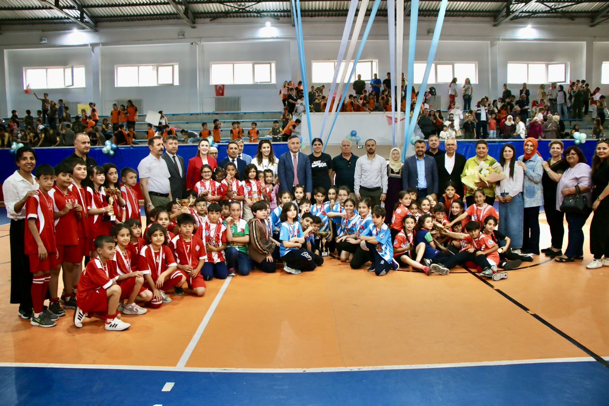 kayserimem's tweet photo. İl Millî Eğitim Müdürlüğümüz tarafından düzenlenen Geleneksel Çocuk Oyunları Müsabakaları, Mehmet Baldöktü Anadolu Lisesi spor salonunda gerçekleştirildi.🏏🏅

Yaklaşık üç aydır devam eden müsabakaların finaline İl Millî Eğitim Müdürümüz Coşkun Esen katıldı.
Final müsabakalarında dereceye giren öğrencilere kupa ve madalyalarını takdim eden İl Müdürümüz Esen, çocuk oyunlarının kültürel miras açısından taşıdığı öneme dikkat çekerek, öğrencilerin bu tür etkinliklerle hem eğlendiğini hem de sosyal yönden geliştiğini ifade etti.
Turnuva sonunda dereceye giren okullar şu şekilde sıralandı:
•1. Melikgazi Fatoş Büyükküşoğlu İlkokulu
•2. Melikgazi İstem Koleji
•3. Kocasinan Süleyman Tarman İlkokulu & Develi Seyrani İlkokulu
Öğrencilerin yoğun ilgi gösterdiği etkinlikte, geleneksel oyunların yaşatılması ve gelecek kuşaklara aktarılması adına önemli bir adım atılmış oldu.
