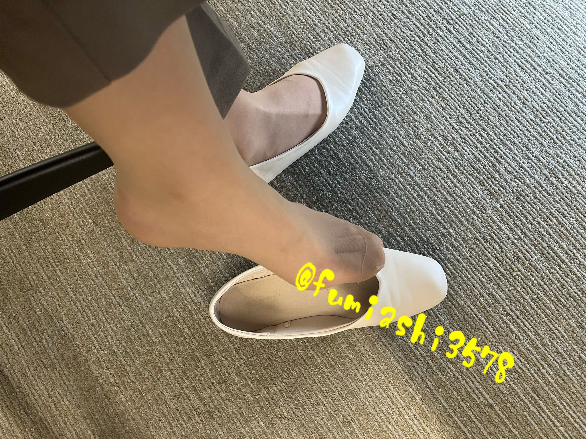 臭そうな足裏 OL 顔出し 