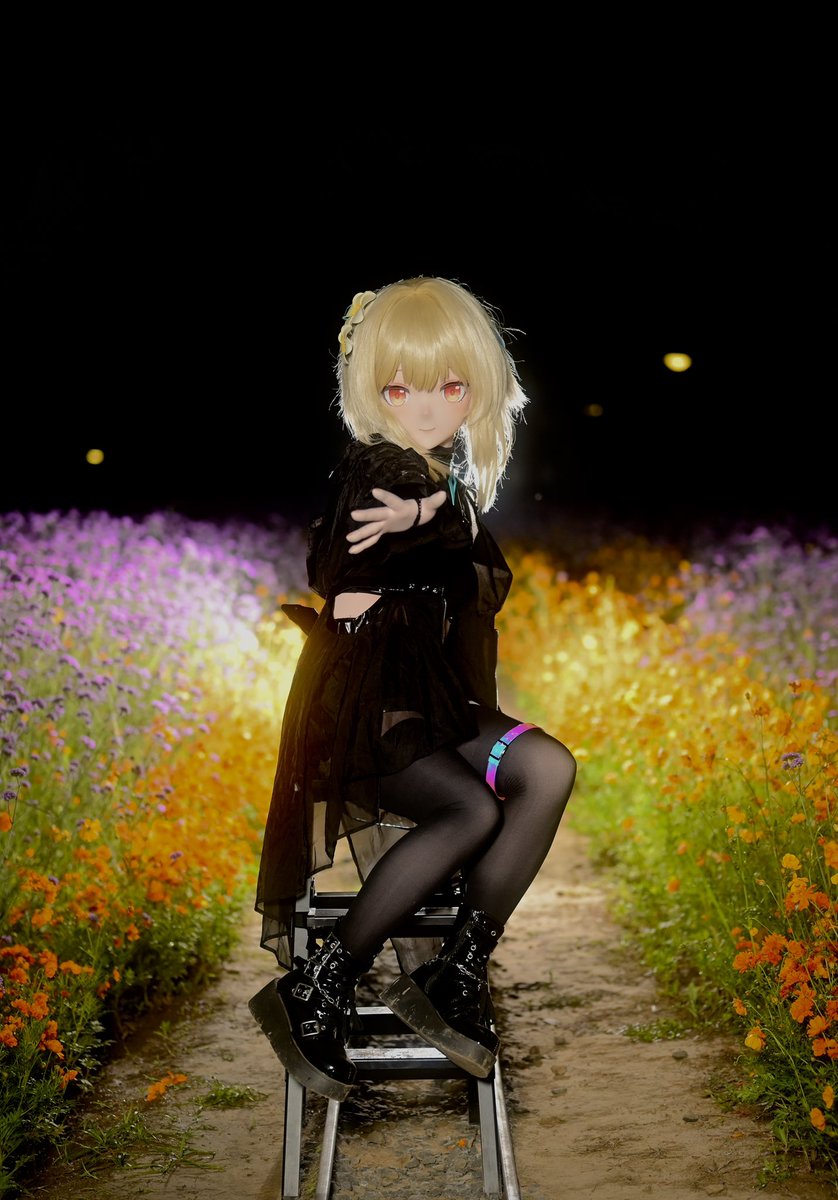这么好看的花海真的忍不住想来一张捏
📷：<a href="/Jing_Lluo/">鲸珞</a> 
#kigurumi
